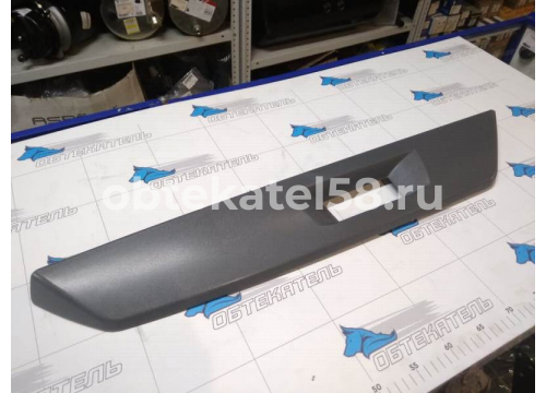 Крышка стойки зеркала VOLVO FH16 4V 2013-> длинная/серая/RH он 82268562 SAMPA 036.225